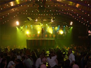 Party im Zelt mit Lemon
